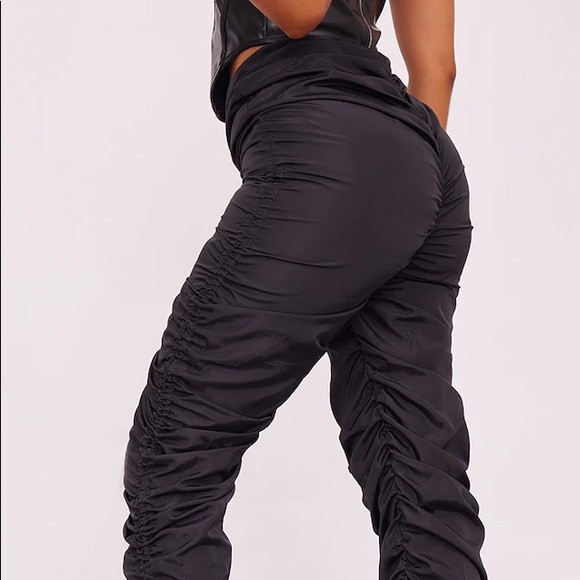 Pretty Little Thing Petite Black Ruched Cargo Pants - Picture 5 of 5